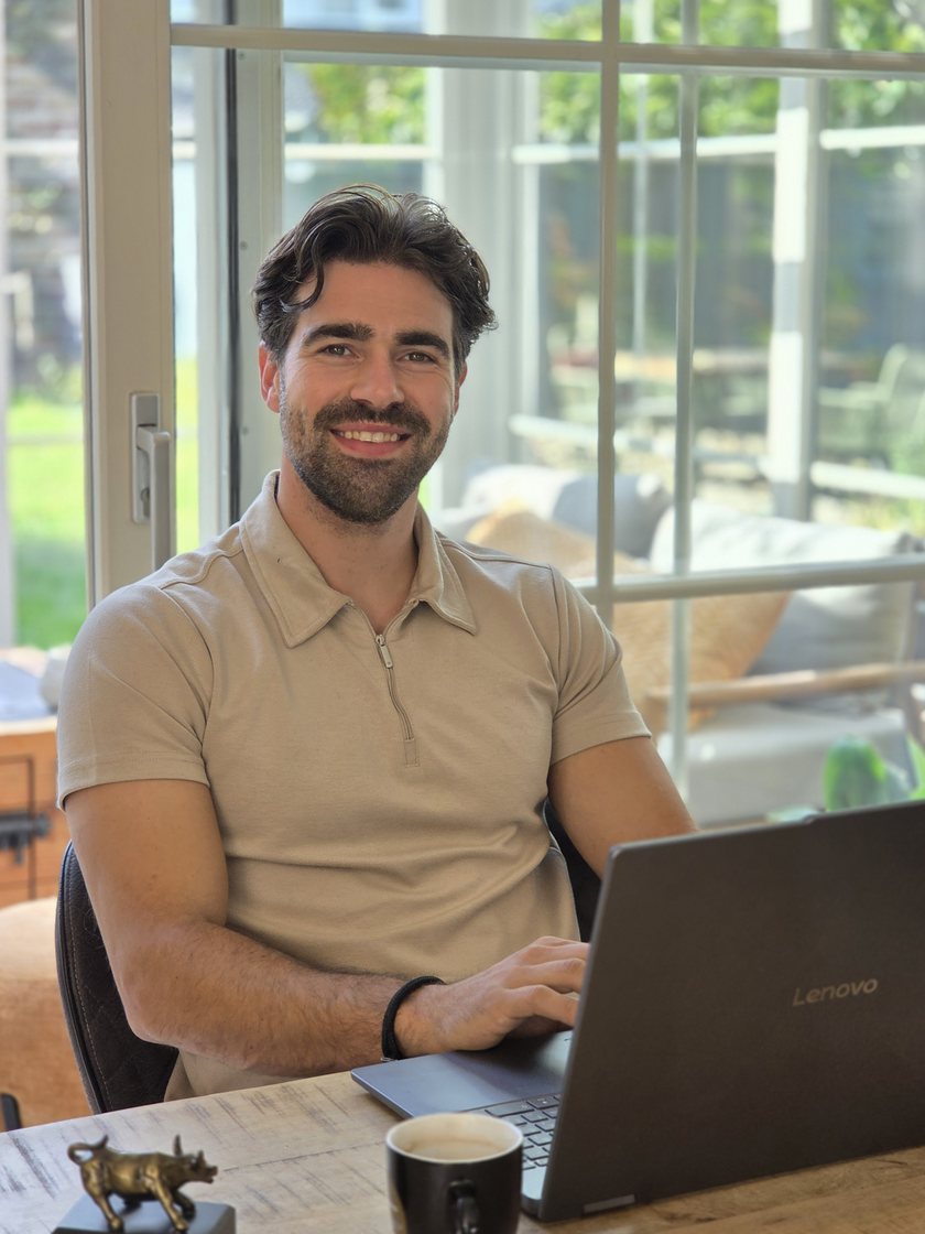 Jelle, oprichter van Hard Assets Club, aan het werk achter zijn laptop